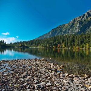 Ruhiger Bergsee