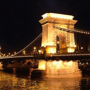 Kettenbrücke bei Nacht