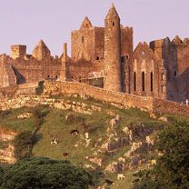 Historische Burg auf einem Hügel