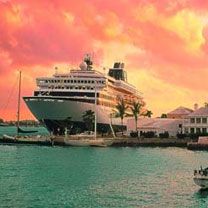 Kreuzfahrtschiff bei Sonnenuntergang