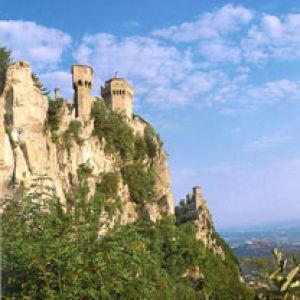 Malerisches Schloss auf einer Klippe