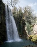 Majestätischer Wasserfall in der Natur