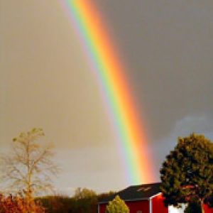 Lebendige Regenbogen Über der Scheune