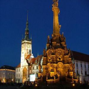 Historisches Denkmal bei Nachtbeleuchtung