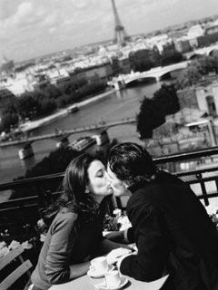 Romantischer Kuss in Paris