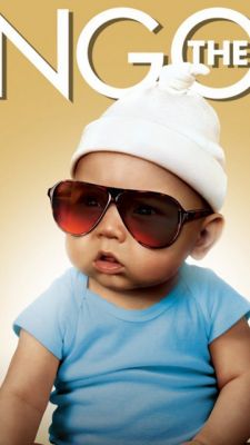 Stylisches Baby mit Sonnenbrille