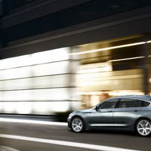 Elegantes Graues Auto in Bewegung