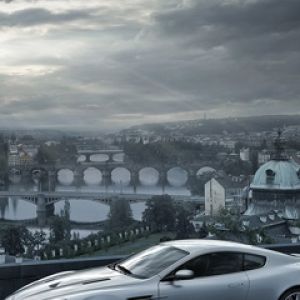 Aston Martin in der Stadtlandschaft