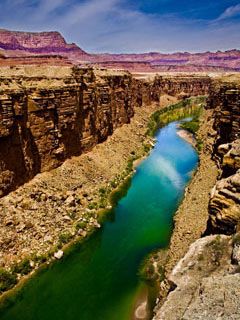 Beeindruckende Landschaft des Flusses im Canyon