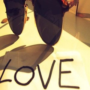 Stylische Sonnenbrille mit Liebe