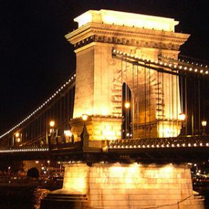 Kettenbrücke bei Nacht