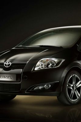 Schwarzes Auto Toyota Auris