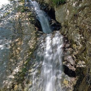Ruhiger Wasserfall in der Natur
