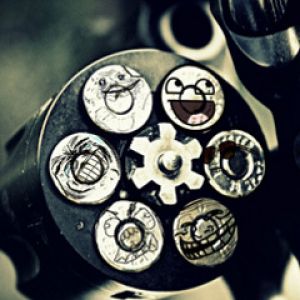 Lustiger Revolver mit Meme-Gesichtern