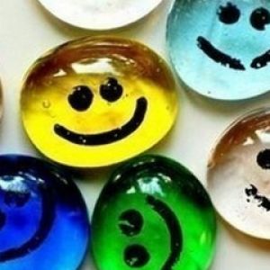 Bunte Smiley-Steine