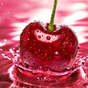 Frische Kirsche im Spritzer
