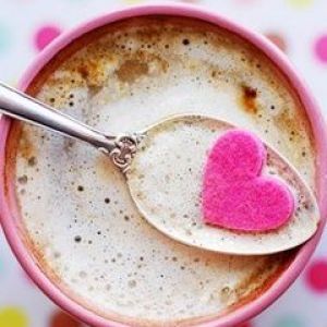 Herzförmiger Zucker im Kaffee