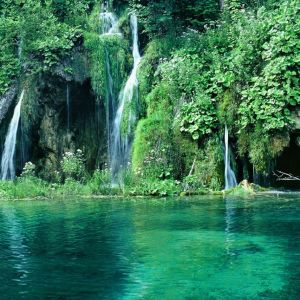Ruhiger Wasserfall in der Natur