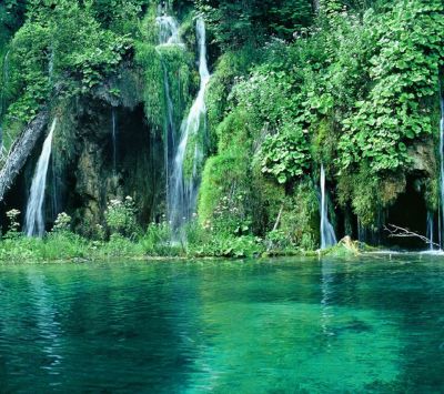 Ruhiger Wasserfall in der Natur
