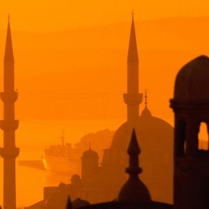 Silhouetten von Minaretten bei Sonnenuntergang
