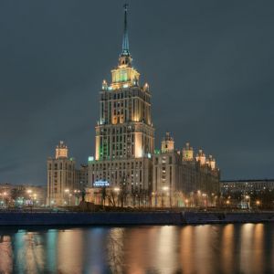 Stalinistische Architektur bei Nacht