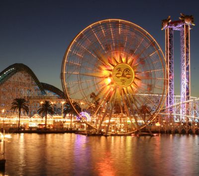 Bunte Riesenrad bei Nacht