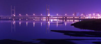 Beleuchtete Brücke bei Nacht