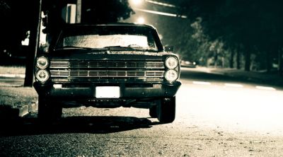 Klassisches Auto bei Nacht