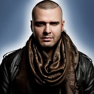 Stylischer Mann in Lederjacke