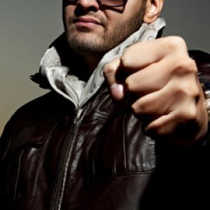 Stylischer Musik-Künstler mit Sonnenbrille