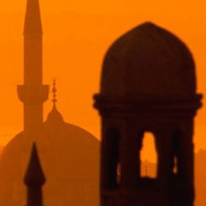 Silhouette einer Moschee bei Sonnenuntergang