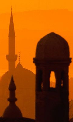 Silhouette einer Moschee bei Sonnenuntergang