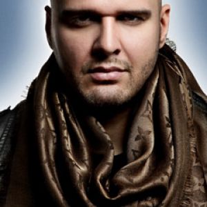 Stylischer Mann mit Schal