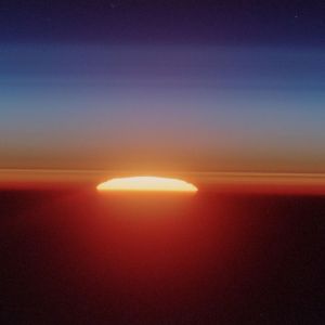 Atemberaubender Sonnenuntergang am Horizont
