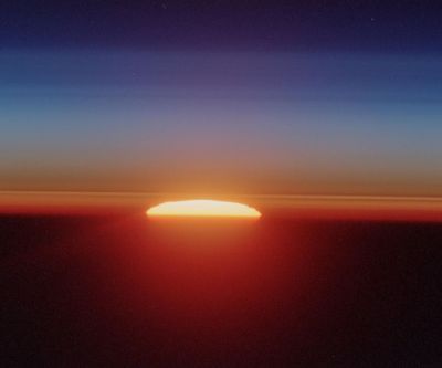 Atemberaubender Sonnenuntergang am Horizont