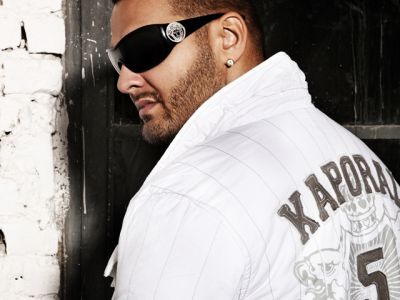 Stylischer Mann mit Sonnenbrille