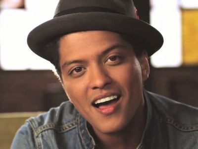 Lächelndes Porträt von Bruno Mars
