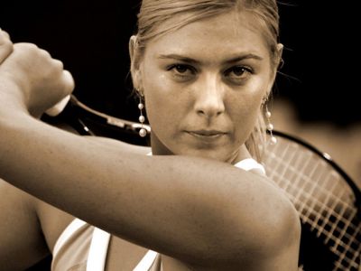 Fokussierte Tennisspielerin