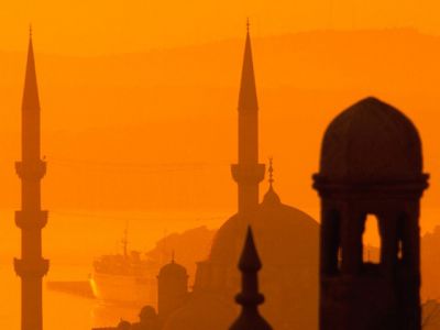 Silhouetten von Minaretten bei Sonnenuntergang