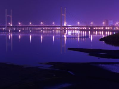Beeindruckende Nachtbrückenreflexion