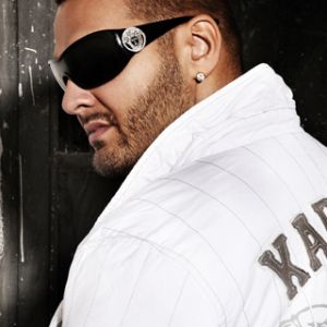 Stylischer Mann mit Sonnenbrille