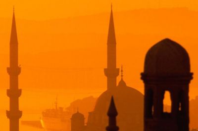 Silhouetten von Minaretten bei Sonnenuntergang