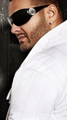 Stylischer Mann mit Sonnenbrille