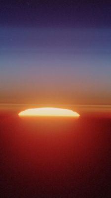 Atemberaubender Sonnenuntergang über dem Horizont