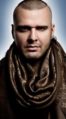 Stylischer Mann mit Schal