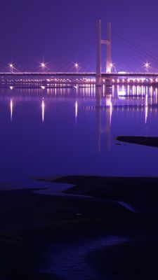 Beeindruckende Nachtbrücke Reflexion