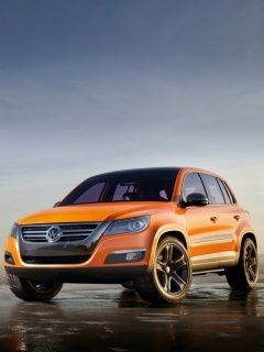 Volkswagen SUV bei Sonnenuntergang