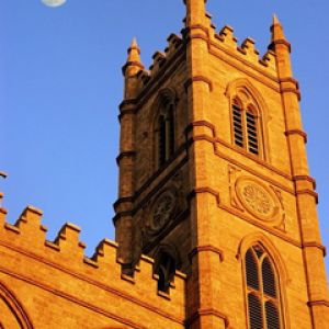 Historischer Turm Gegen den Mondhimmel