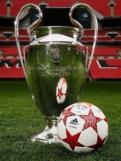 Champions-League-Trophäe und Fußball