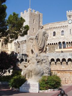 Statue und Schloss in Monaco
